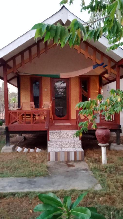 Why Not Bar And Bungalows #2 Pemenang Экстерьер фото
